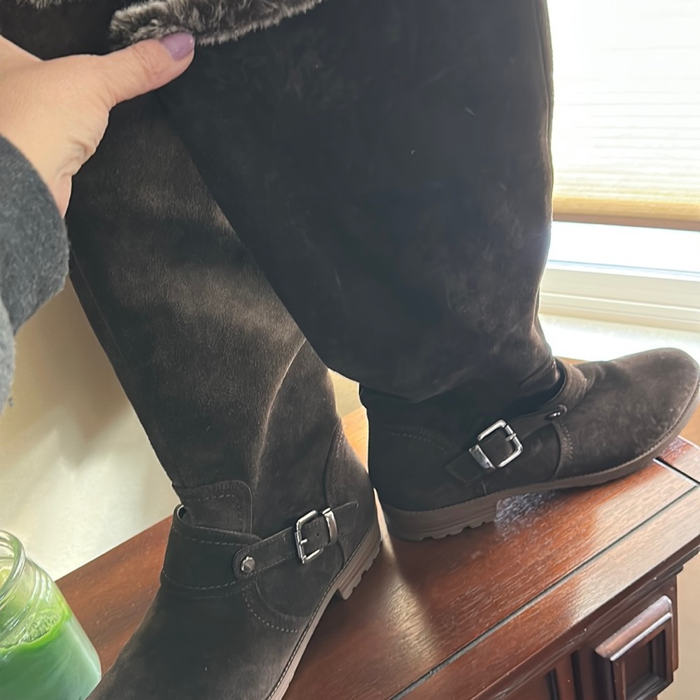 Suede to the knee brown boots with zipper